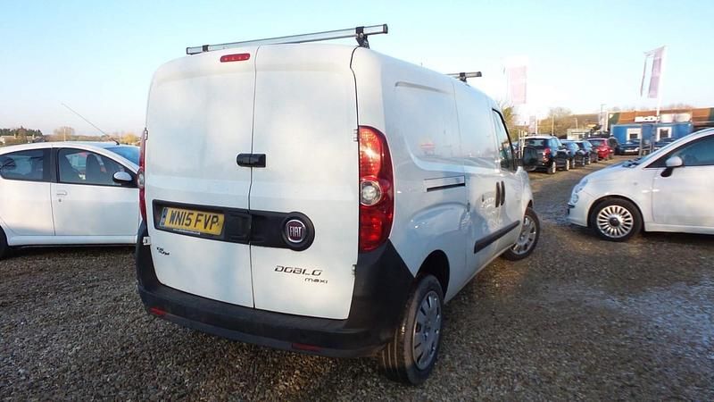 Used Fiat Doblò 105 HP (77 kW) 2015 White MPV