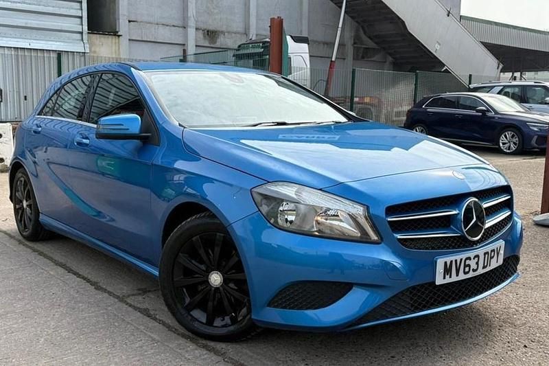Used Mercedes A180 SE 122 HP (89 kW) 2014 Blue Hatchback