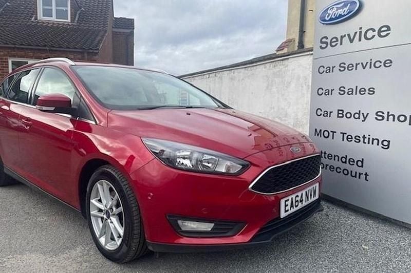 Used Ford Focus Zetec 125 HP (91 kW) 2014 Metallic candy red Estate