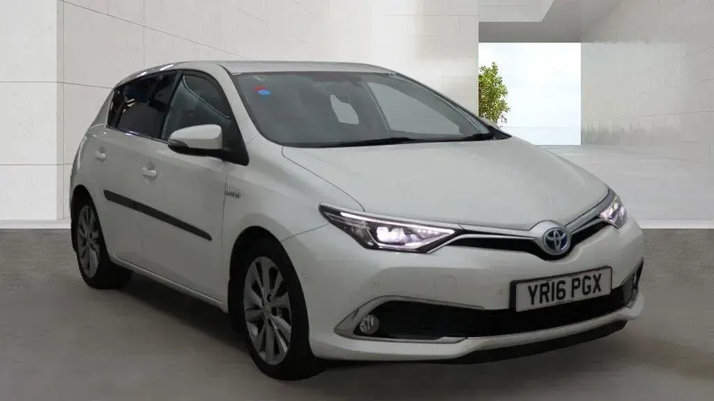 Used Toyota Auris Hybrid 136 HP (100 kW) 2016 White Hatchback