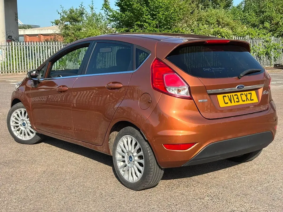 Used Ford Fiesta Titanium 75 HP (55 kW) 2013 Yellow Hatchback