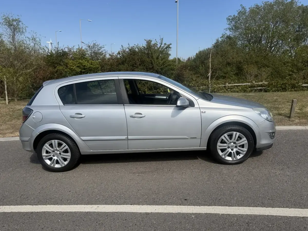 Used Vauxhall Astra Design Edition 113 HP (83 kW) 2008 Silver Hatchback