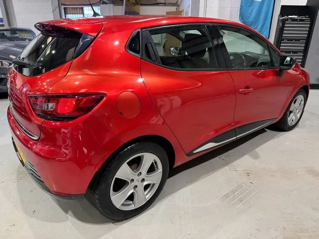Used Renault Clio Dynamique 75 HP (55 kW) 2016 Red Hatchback