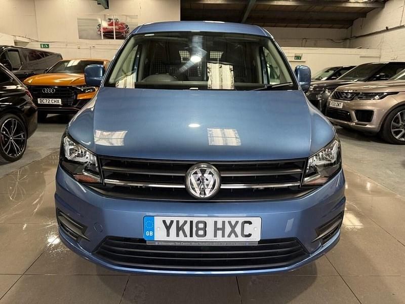 Usado VW Caddy Highline 102 HP (75 kW) 2018 Azul Monovolume