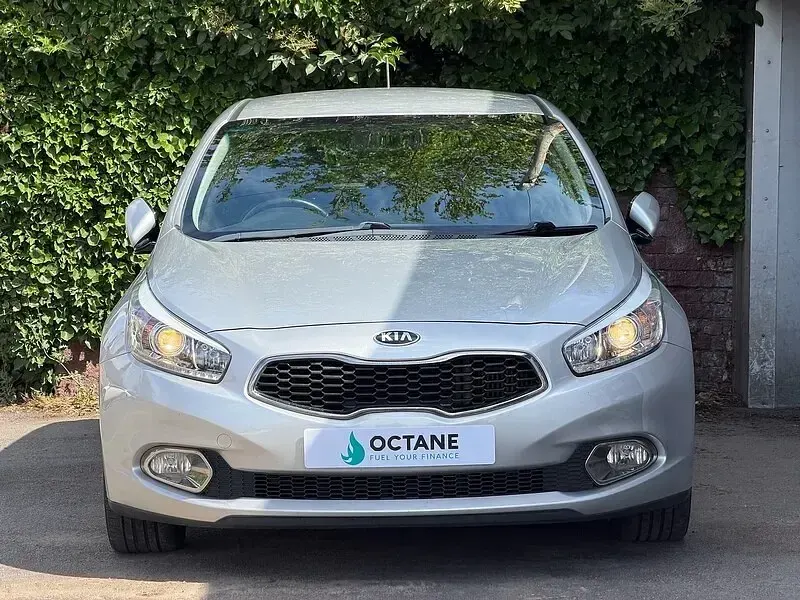 Used Kia Ceed 126 HP (92 kW) 2015 Silver Hatchback
