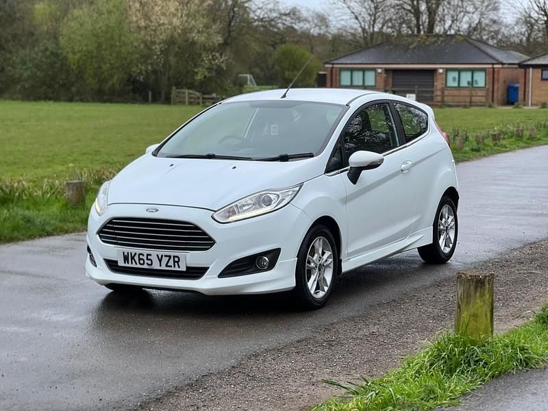 Begagnad Ford Fiesta Zetec 2015 Vit Halvkombi