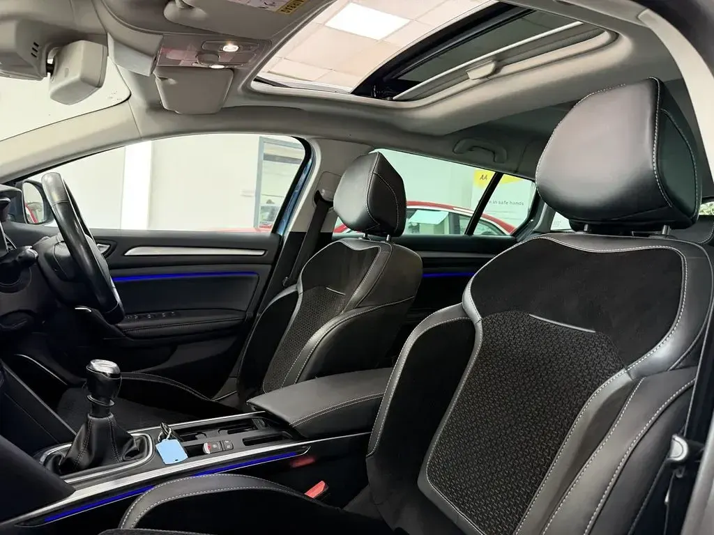 Used Renault Mégane GrandTour Dynamique 130 HP (95 kW) 2017 Blue Estate