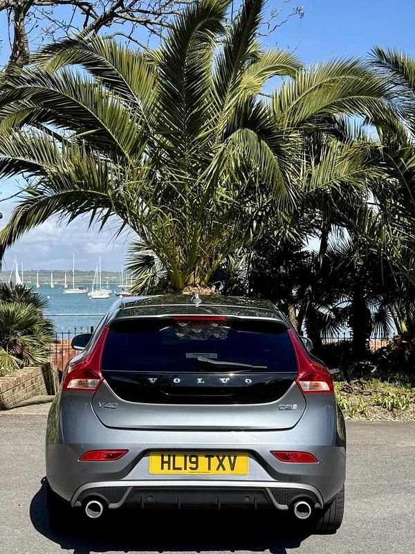 Used Volvo V40 R-Design Pro 120 HP (88 kW) 2019 Grey Hatchback