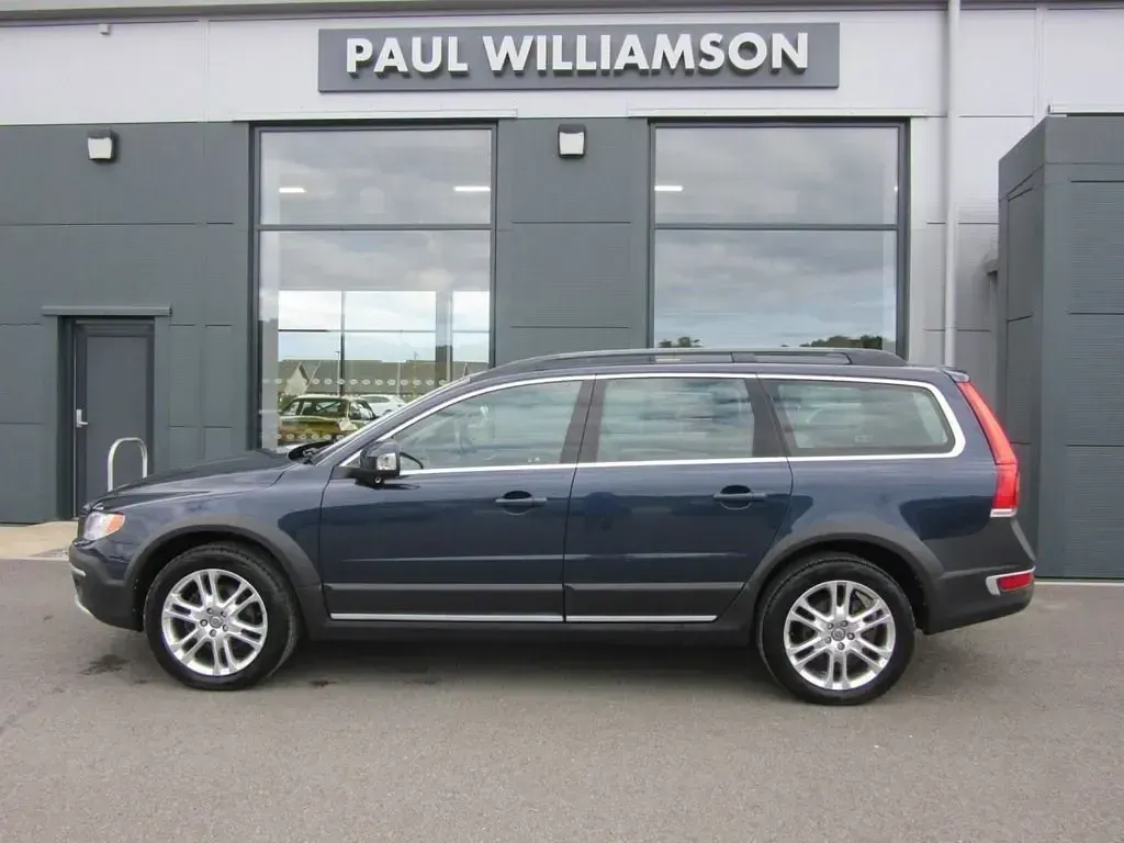 Usado Volvo XC70 SE Lux 215 CV (158 kW) 2013 Azul Familiar