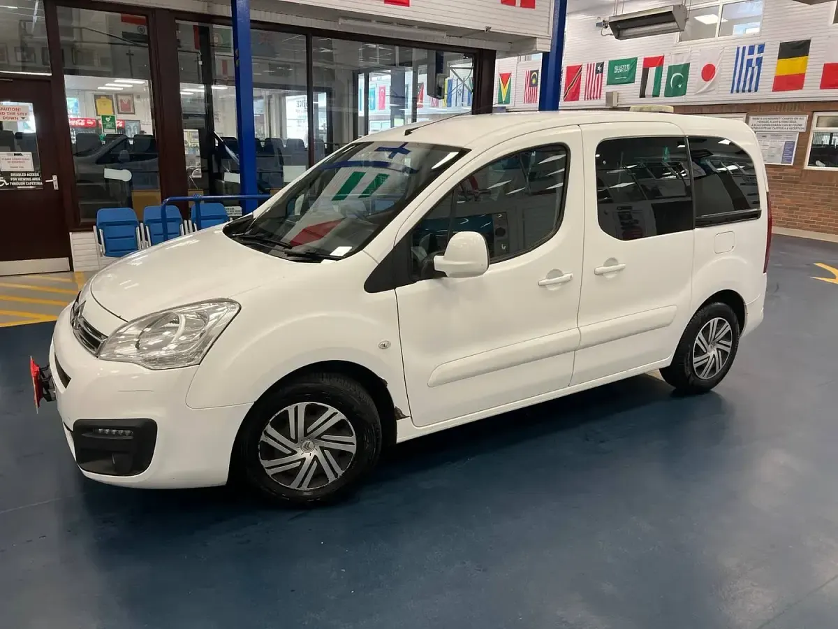 Used Citroën Berlingo Feel 100 HP (73 kW) 2017 White MPV