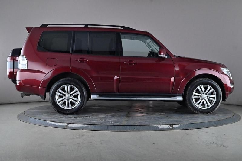 Used Mitsubishi Shogun 187 HP (137 kW) 2015 Red SUV