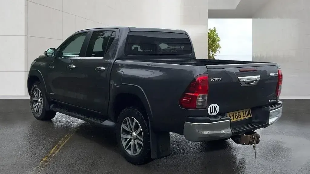 Used Toyota HiLux 150 HP (110 kW) 2018 Grey Pickup
