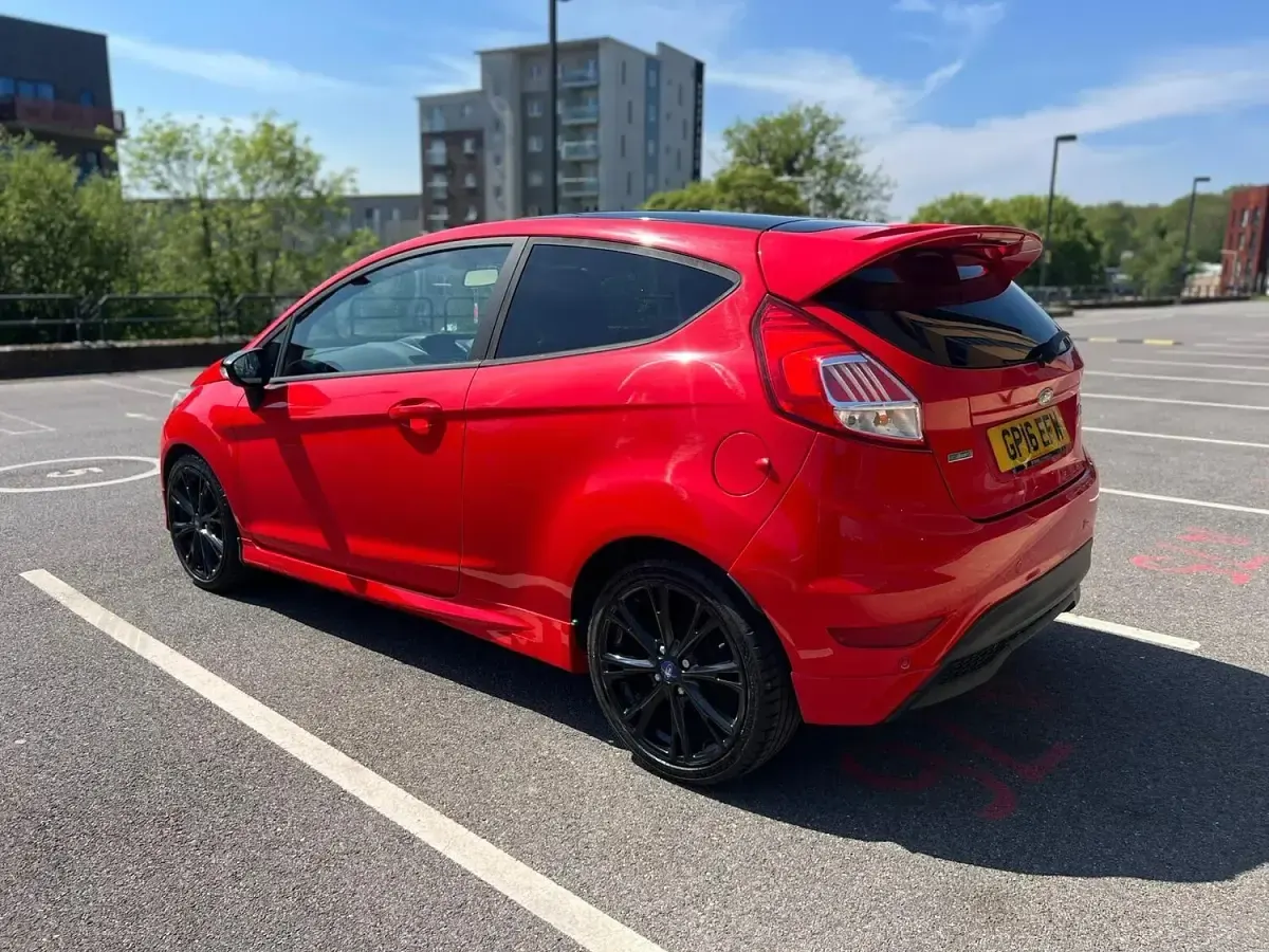 Begagnad Ford Fiesta Zetec 140 HK (102 kW) 2016 Röd Halvkombi