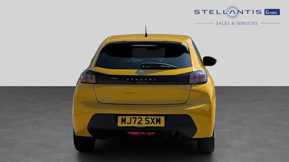 Used Peugeot 208 Active+ 74 HP (54 kW) 2023 Yellow Hatchback