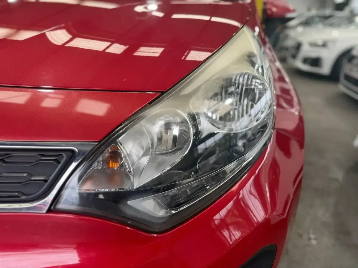Begagnad Kia Rio 2012 Röd Halvkombi