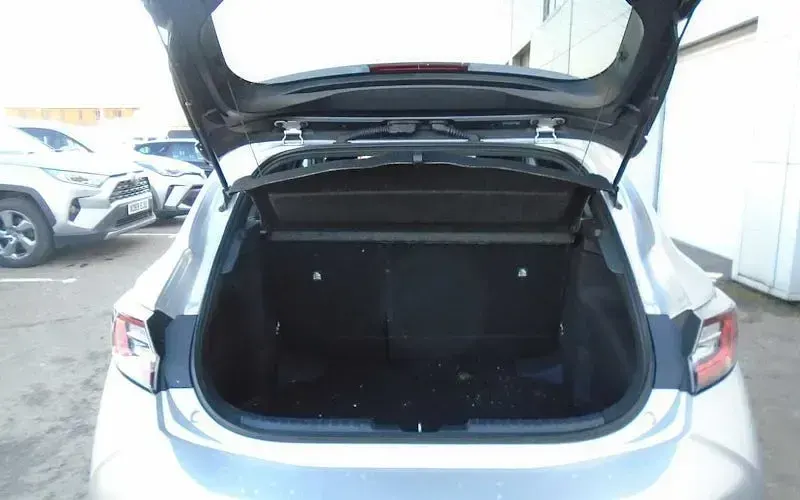Used Toyota Corolla Design 122 HP (89 kW) 2020 Silver Hatchback