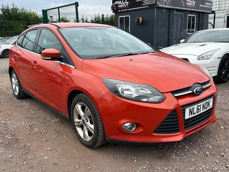 Used Ford Focus Zetec 125 HP (91 kW) 2011 Red Hatchback