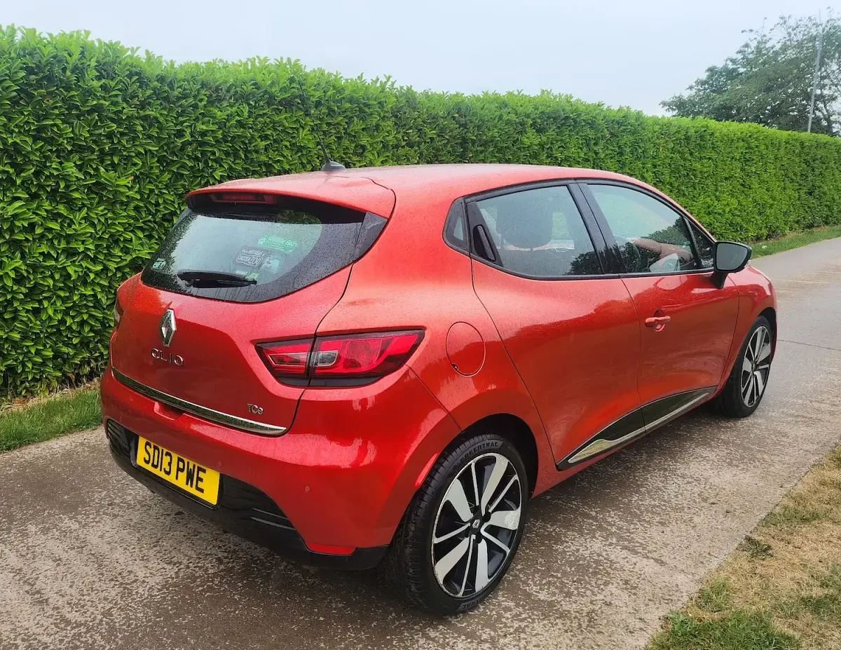 Used Renault Clio Dynamique 90 HP (66 kW) 2013 Red Hatchback