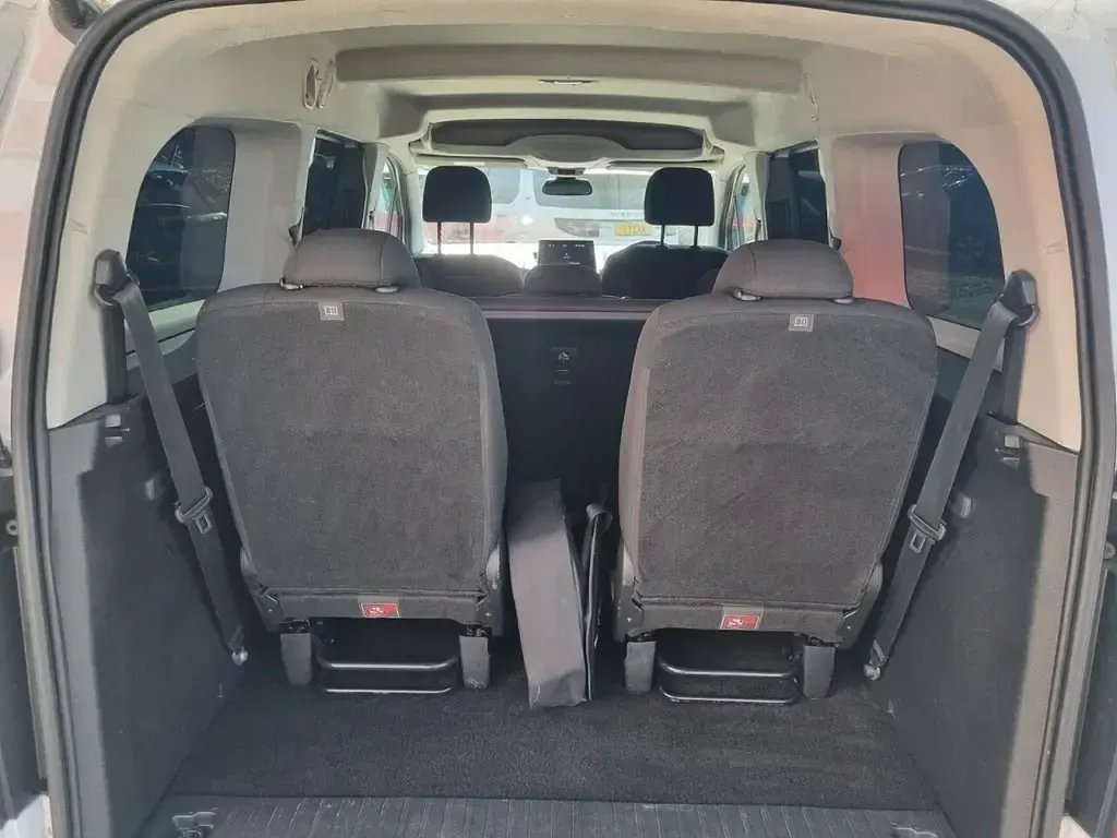 Second-hand Vauxhall Combo Design Edition 100 kW (136 CP) 2023 Alb Monovolum