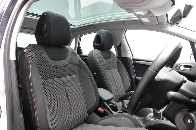 Used Citroën C4 SELECTION 115 HP (84 kW) 2014 White Hatchback