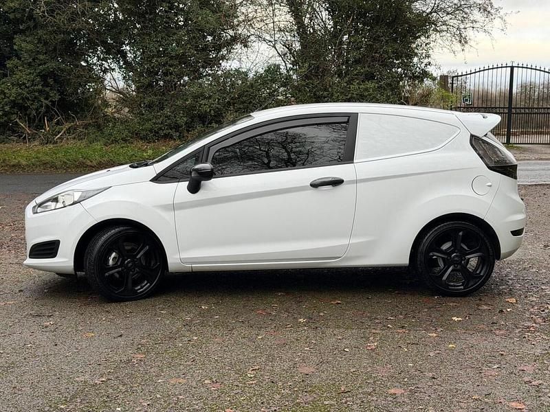 Used Ford Fiesta 75 HP (55 kW) 2016 White Hatchback