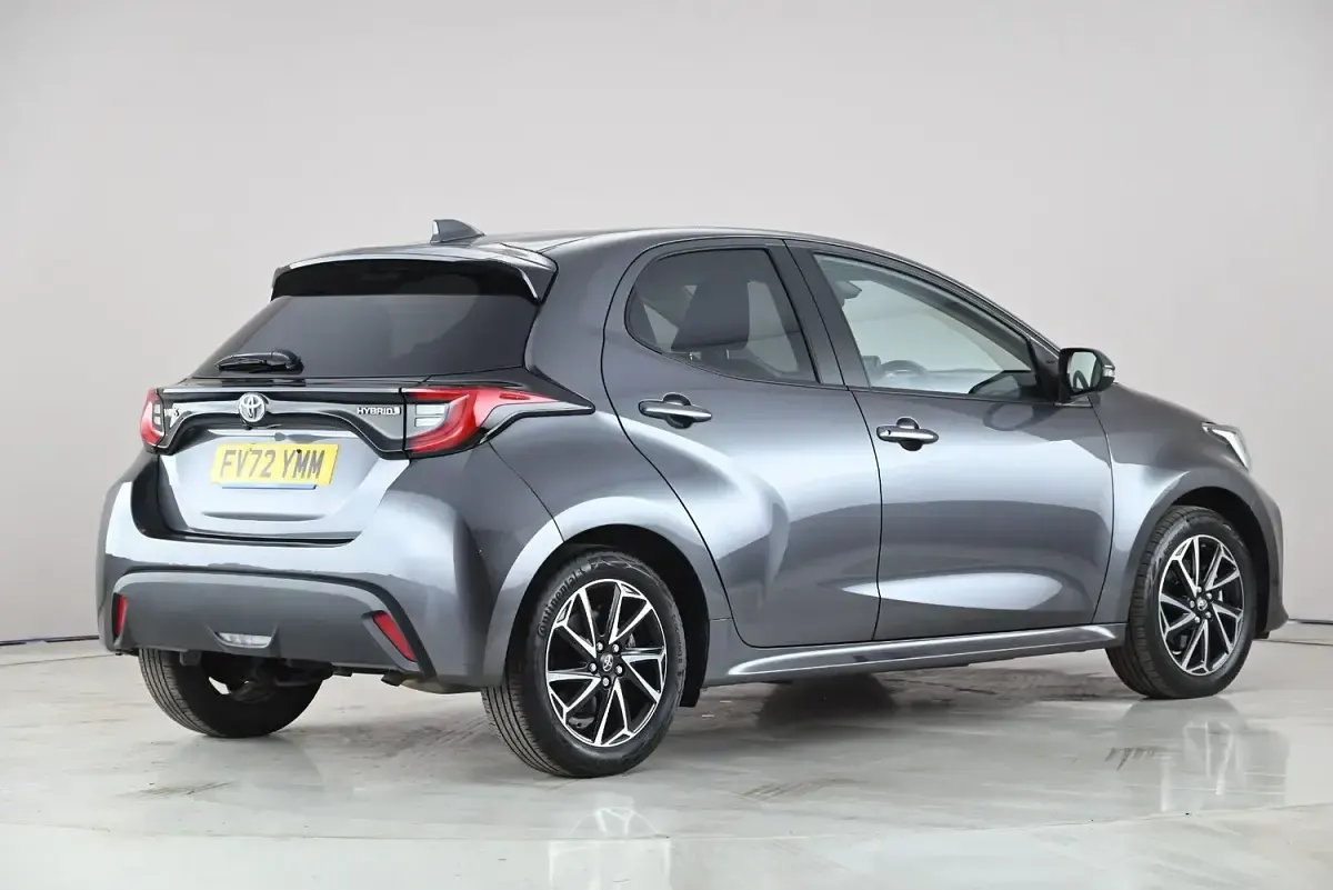 Begagnad Toyota Yaris Hybrid Design 2023 Grå Halvkombi