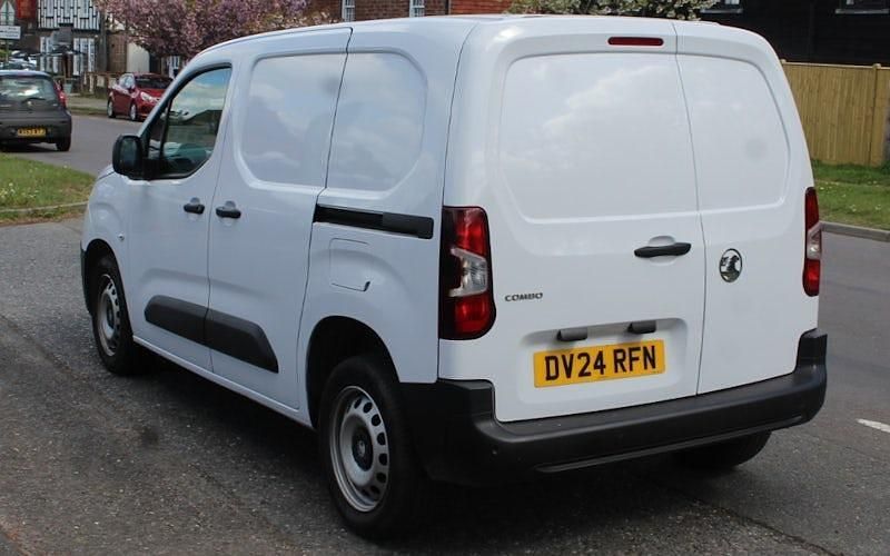 Second-hand Vauxhall Combo S 102 CP (75 kW) 2024 Alb Monovolum