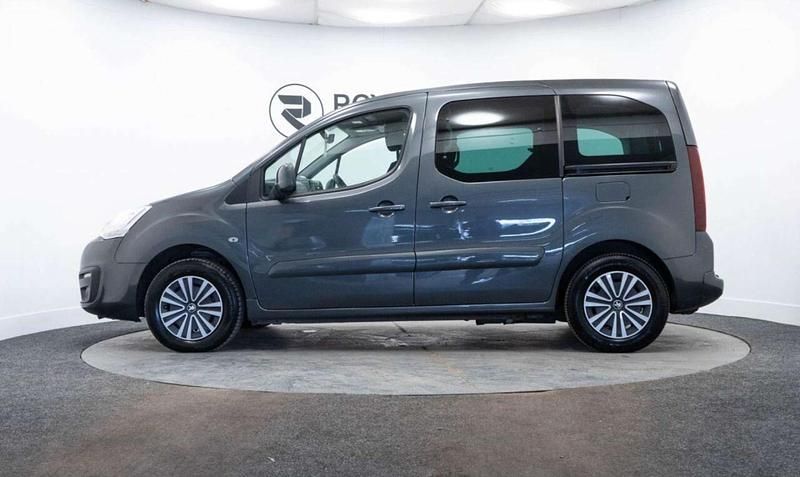 Used Peugeot TePee Active 100 HP (73 kW) 2018 Grey MPV