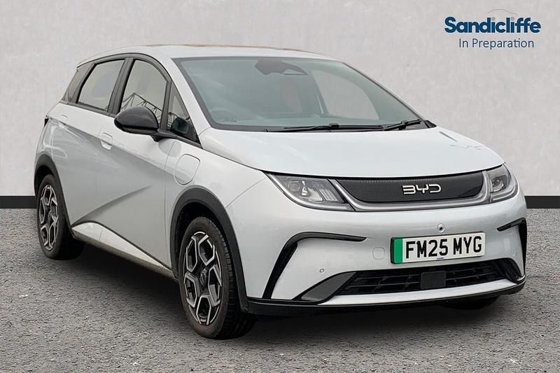 New BYD Dolphin 60 kW (82 HP) 2025 Metallic  skiing white Hatchback