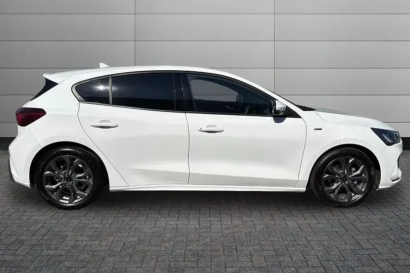 Used Ford Focus ST-Line 123 HP (90 kW) 2024 Frozen white Hatchback