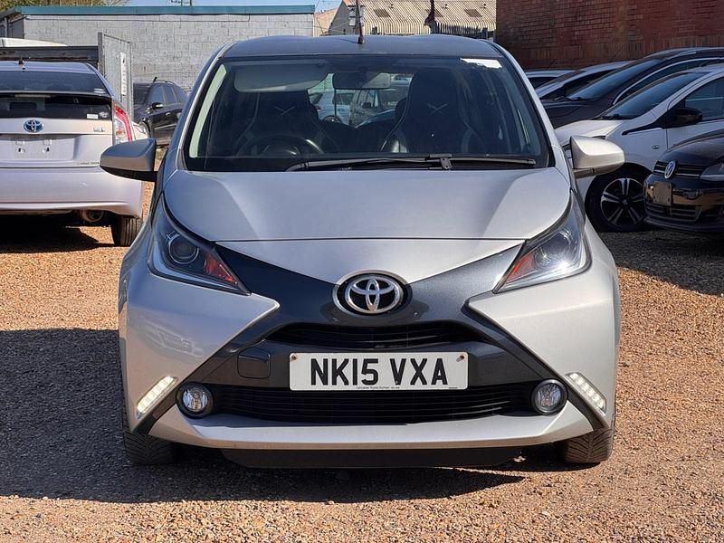 Usado Toyota Aygo x-press 69 HP (50 kW) 2015 Prateado Citadino