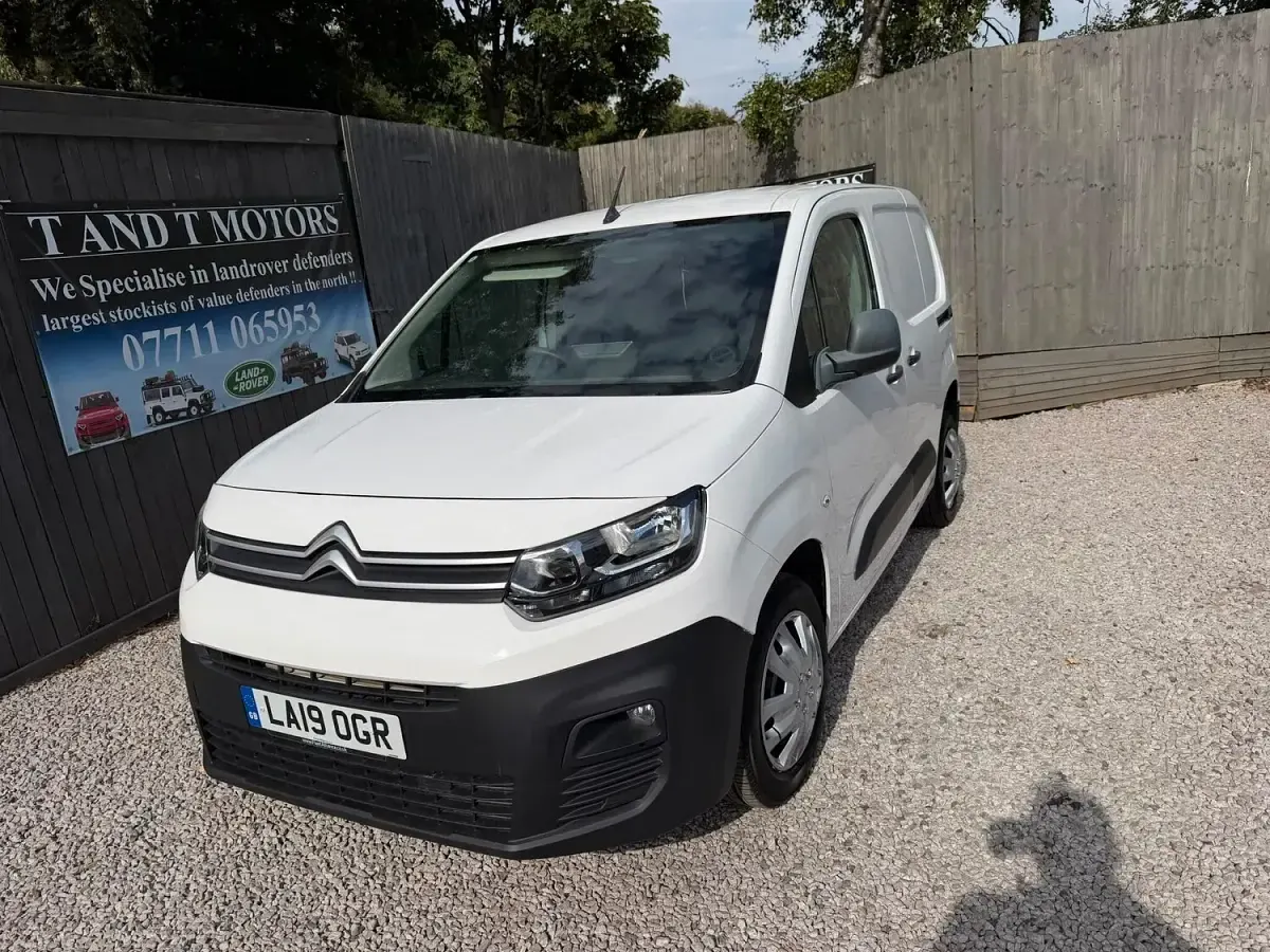 Used Citroën Berlingo Start 100 HP (73 kW) 2019 White MPV