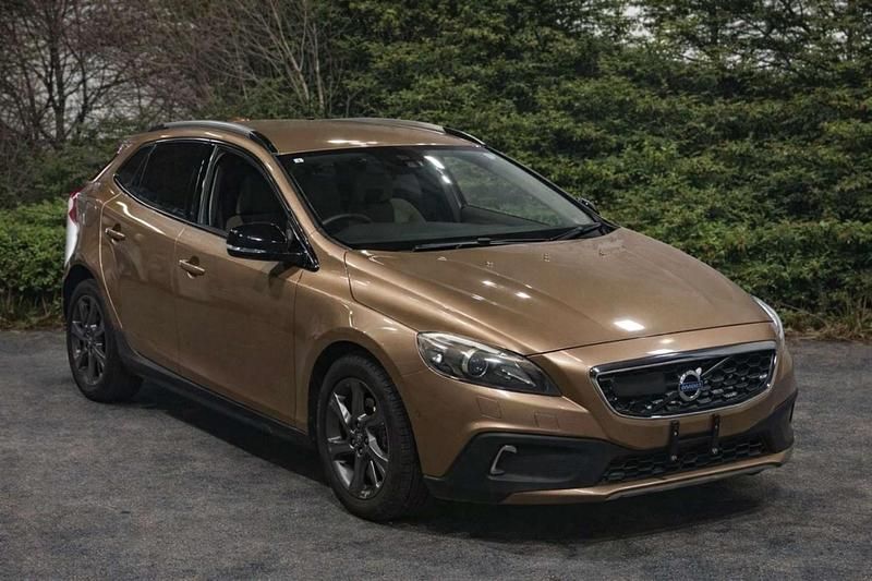 Used Volvo V40 R-Design 245 HP (180 kW) 2014 Gold Hatchback