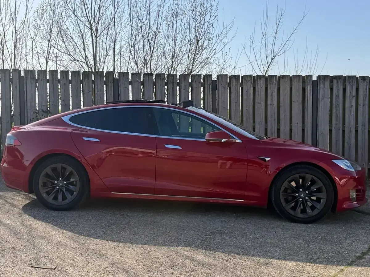Used Tesla Model S 311 kW (423 HP) 2017 Red Hatchback