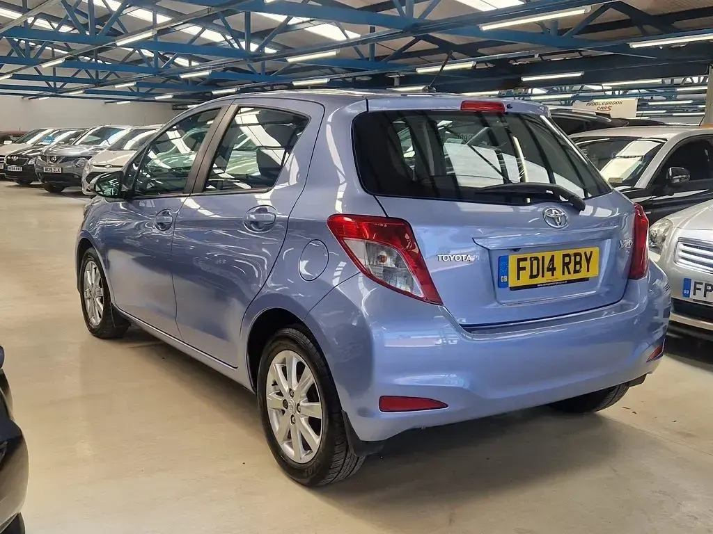 Used Toyota Yaris 98 HP (72 kW) 2014 Blue Hatchback