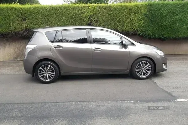 Used Toyota Verso Design 112 HP (82 kW) 2016 Bronze MPV
