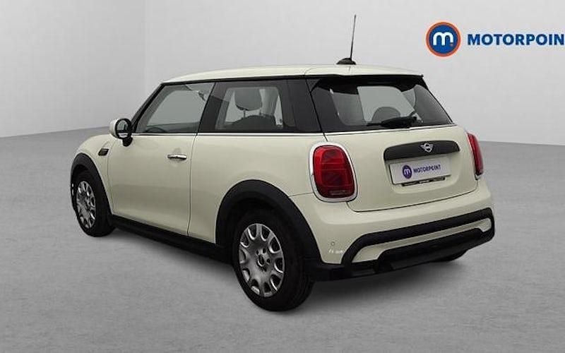 Used Mini ONE Classic 102 HP (75 kW) 2022 White Hatchback