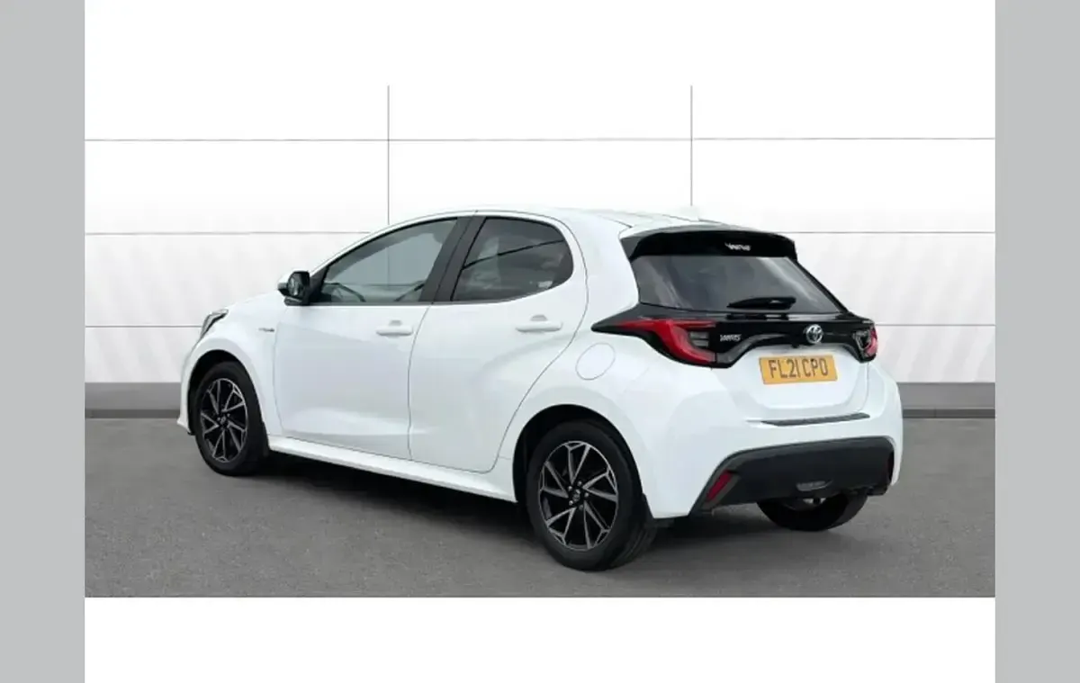 Used Toyota Yaris Design 113 HP (83 kW) 2021 White Hatchback