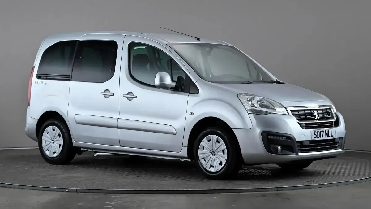 Second-hand Peugeot TePee Allure 100 CP (73 kW) 2017 Argintiu Monovolum