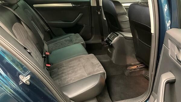 Used Skoda Superb SE Technology 190 HP (139 kW) 2017 Blue Estate