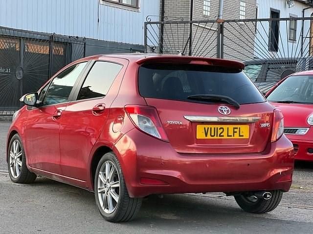 Begagnad Toyota Yaris SR 101 HK (74 kW) 2012 Röd Halvkombi