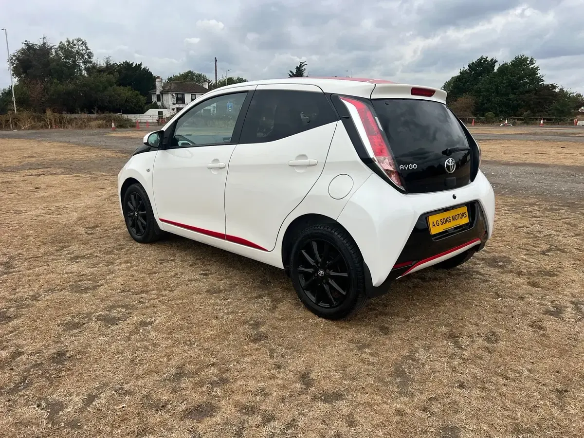 Used Toyota Aygo x-press 2018 White Hatchback
