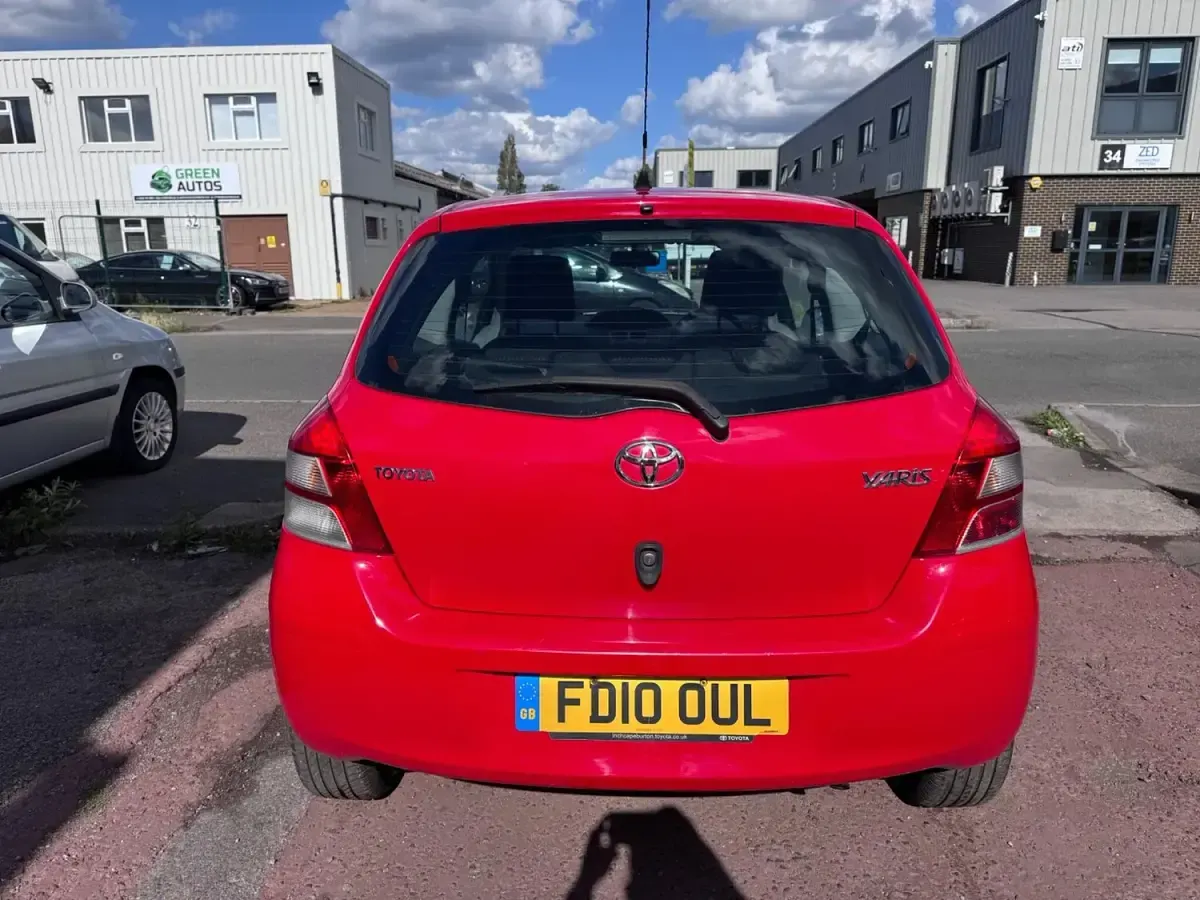 Used Toyota Yaris 69 HP (50 kW) 2010 Red Hatchback