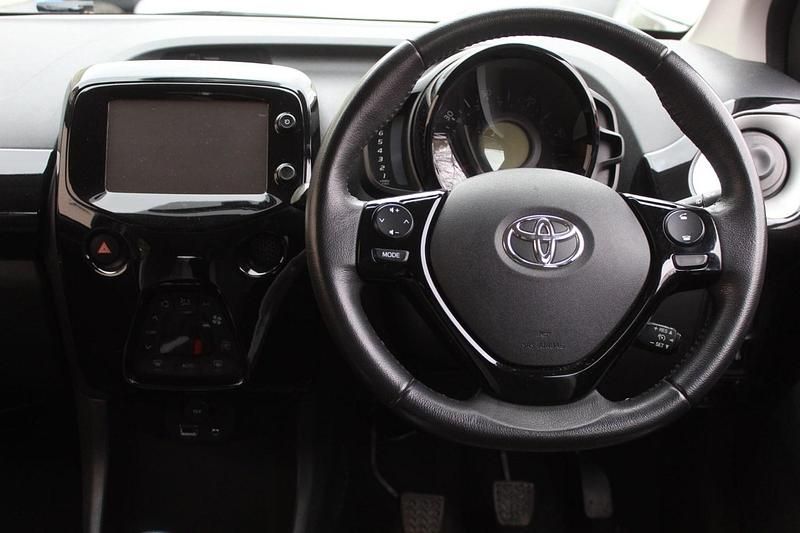 Used Toyota Aygo X-clusiv 69 HP (50 kW) 2015 Black Hatchback