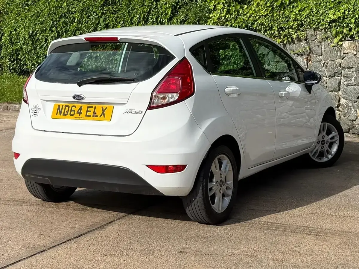 Used Ford Fiesta Zetec 75 HP (55 kW) 2014 White Hatchback