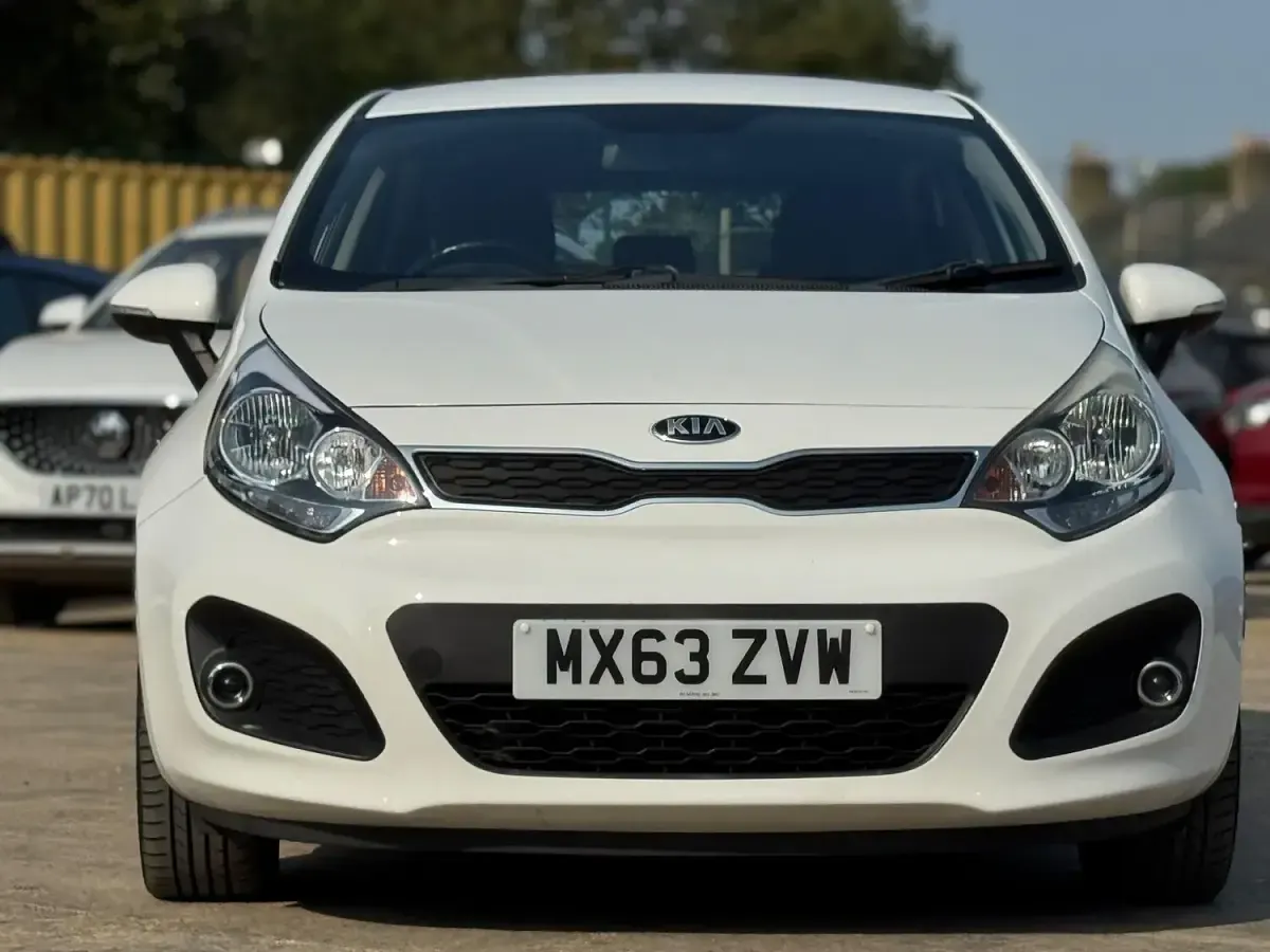 Used Kia Rio 75 HP (55 kW) 2013 White Hatchback