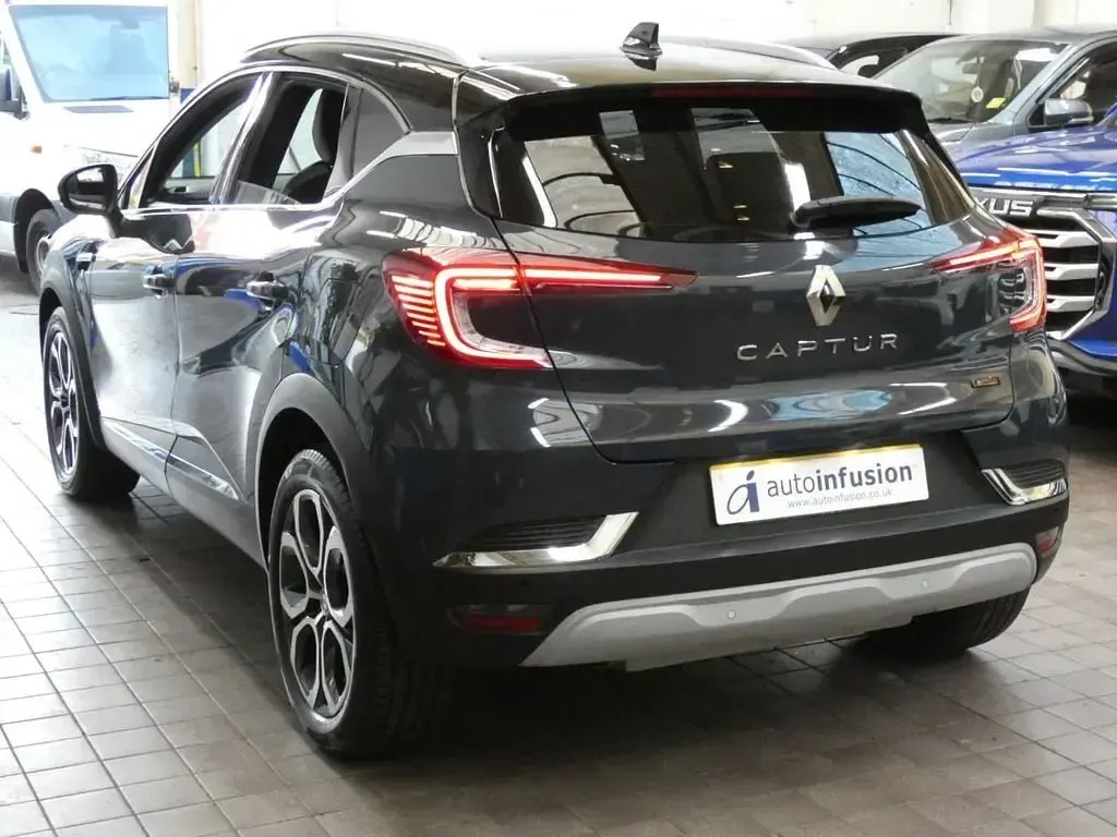 Używany Renault Captur Techno 143 KM (105 kW) 2023 Niebieski SUV
