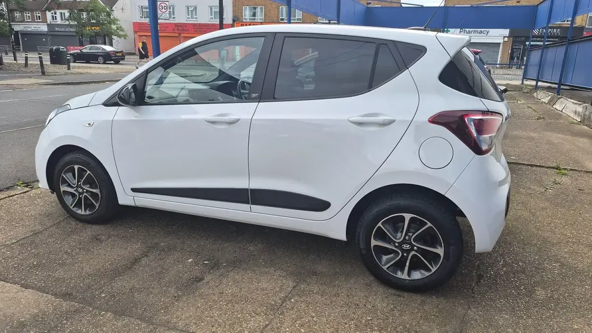 Used Hyundai i10 GO! 67 HP (49 kW) 2018 White Hatchback