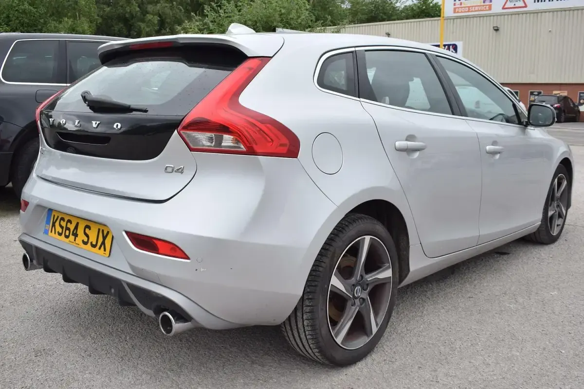 Used Volvo V40 R-Design 190 HP (139 kW) 2015 Silver Hatchback