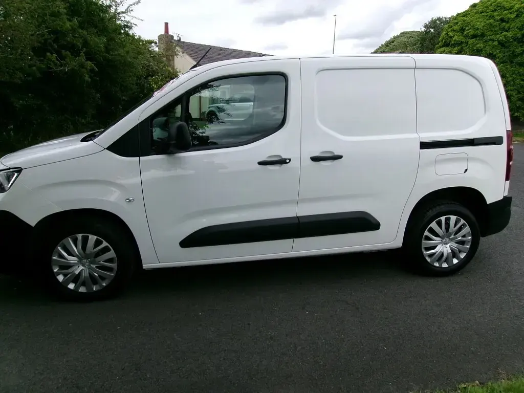 Used Peugeot Partner 2020 White MPV